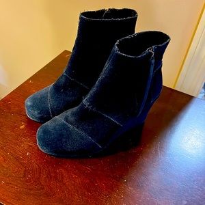 NAVY suede Tom Booties